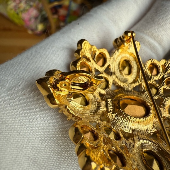 Kenneth Jay Lane Vintage Green and Gold Brooch - Picture 5 of 7